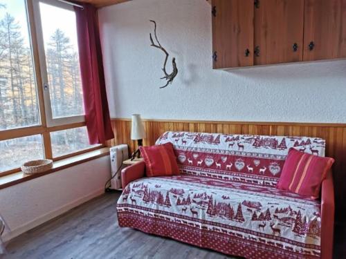 1 dormitorio con 1 cama en una habitación con ventanas en PELVOUX II - VARS LES CLAUX, en Vars