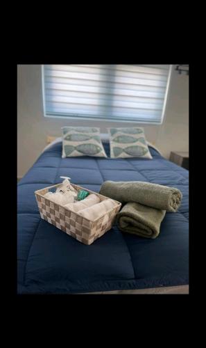 Una cama azul con una cesta encima. en Boater House PR, en Salinas