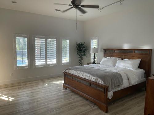 sypialnia z łóżkiem i wentylatorem sufitowym w obiekcie Spirit Lake Luxury Poolside Escape! w mieście Bakersfield
