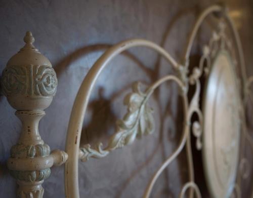 a close up of a lamp next to a clock at Hotel Residenza la Ceramica in Fabriano