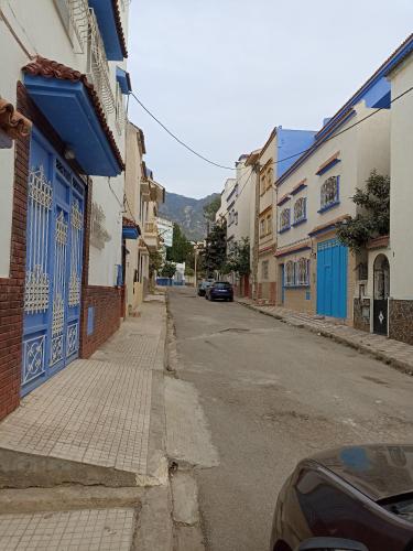 una calle vacía en una ciudad con edificios en Bab Chaouen 7lits2chbre1salon, en Chefchaouen