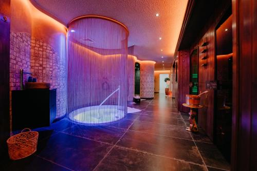 Hotel Waldkrug في ديلبروك: حمام كبير مع حوض في الغرفة