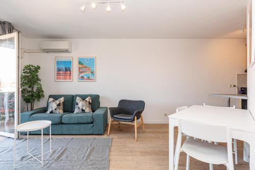 un salon avec un canapé et une table dans l'établissement 68 ARSON - Appt 2 pièces dernier étage - Terrasse - Parking, à Nice
