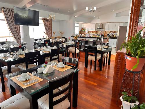 クスコにあるHotel-Apartment INKASABIOSのレストラン内のダイニングルーム(テーブル、椅子付)