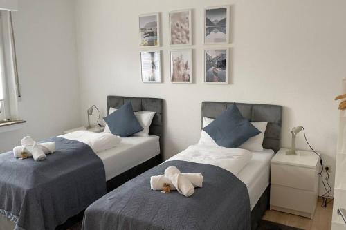 Dos camas con animales de peluche en un dormitorio en Apartment FeWo54 FreeWifi, Free Parking, SmartTV, en Hamm