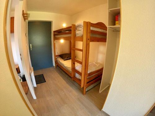 Cette petite chambre comprend 2 lits superposés et un couloir. dans l'établissement Appartement Superdevoluy, à Saint-Étienne-en-Dévoluy