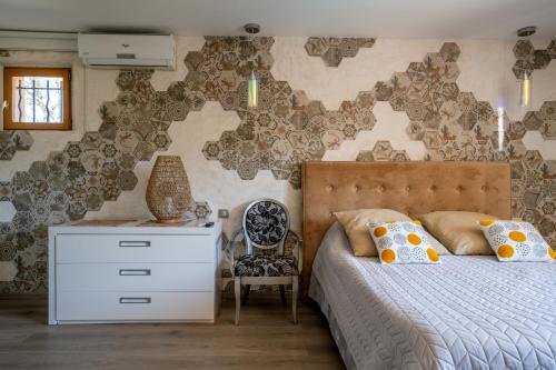 sypialnia z łóżkiem i komodą w obiekcie Villa Golf les Cigales w mieście Mouans-Sartoux