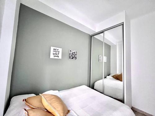 アテネにあるPeaceful 3 Bedroom apartment in Athens centerのベッドの横に鏡が付くベッドルーム