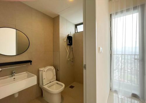 ein Badezimmer mit einem WC, einem Waschbecken und einem Spiegel in der Unterkunft 15 min to KL Pavillion & Beautiful Scenery By Nexx Field in Kuala Lumpur