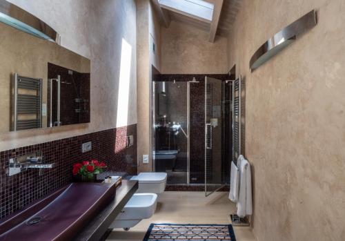 ein Badezimmer mit einer Badewanne, einem WC und einem Waschbecken in der Unterkunft Hotel Residenza la Ceramica in Fabriano