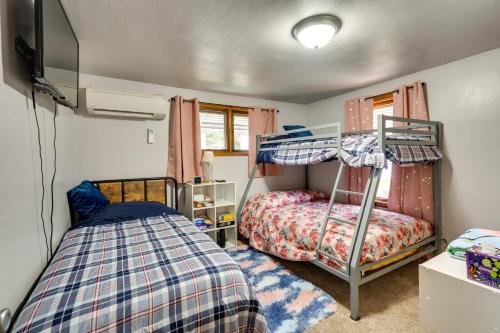 1 dormitorio con 2 literas y TV en Pet-Friendly Ohio Retreat with Patio and Fire Pit!, en Buckeye Lake