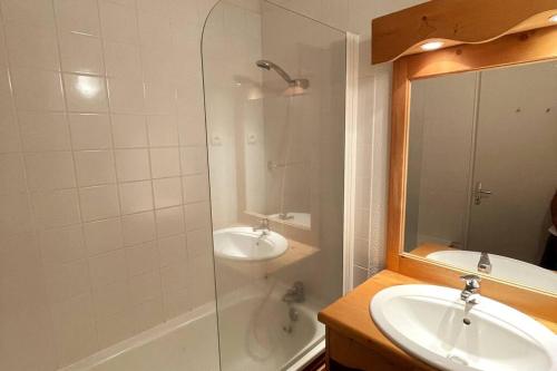 uma casa de banho com um lavatório e um chuveiro em T3 duplex Super Besse, parking, piscine, wifi em Besse-et-Saint-Anastaise