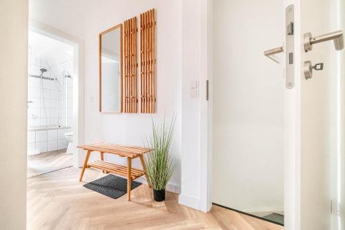 łazienka z drewnianym stołem i lustrem w obiekcie - NICE & CALM - Perfect for Families, Friends, Couples w mieście Wesel