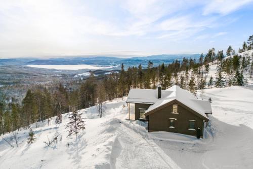 uma cabana na neve numa montanha de neve em Polaren by Norgesbooking - cabin with amazing view em Notodden