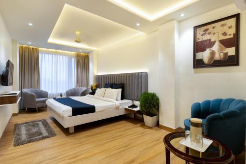 Habitación de hotel con cama y sofá en Hotel Morya Meghdoot, Bhopal en Bhopal