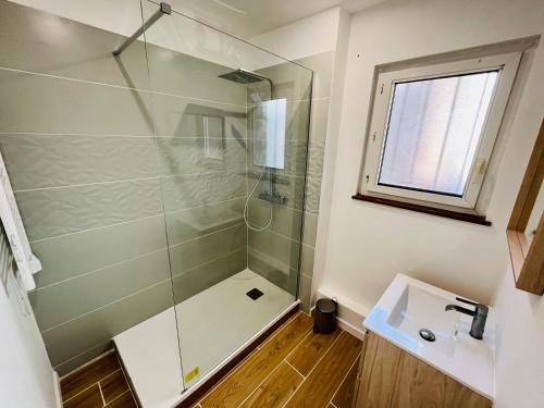 une salle de bain avec douche et lavabo dans l'établissement Orangeraie, à Rouen