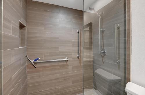 een badkamer met een douche en een glazen deur bij Modern Plaza Villas Oasis in Palm Springs