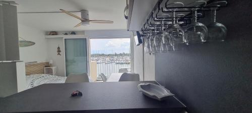 - une cuisine avec une table et une vue sur l'eau dans l'établissement Appartement avec balcon, vue Mer, Piscine, Parking, au Cap d'Agde