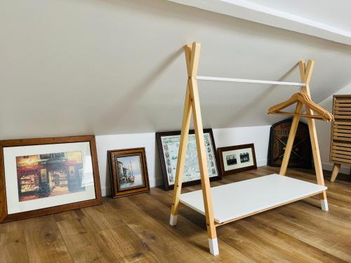 Maison Evasion Voyage parking et jardin by Art de Voyager في إتريتا: غرفة بها لوحات على الحائط ورف