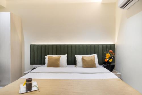 Ein Bett oder Betten in einem Zimmer der Unterkunft Hotel Meghdoot, Bhopal