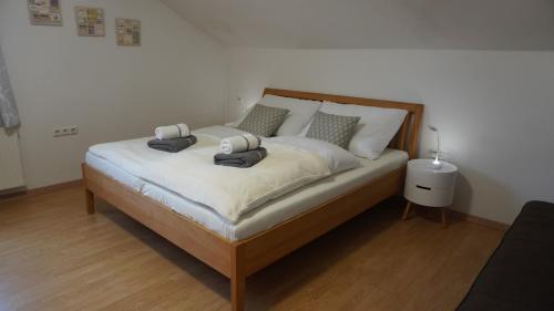 1 dormitorio con 1 cama con 2 almohadas en Geräumige Wohnung Nähe Autobahn A2, en Gleisdorf