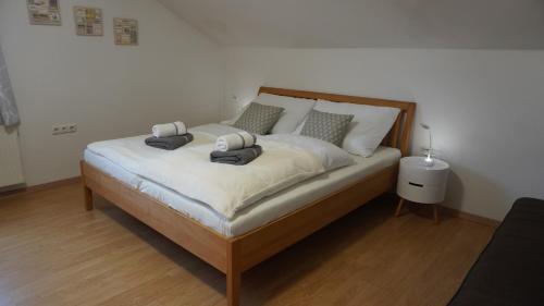 Postel nebo postele na pokoji v ubytování Geräumige Wohnung Nähe Autobahn A2