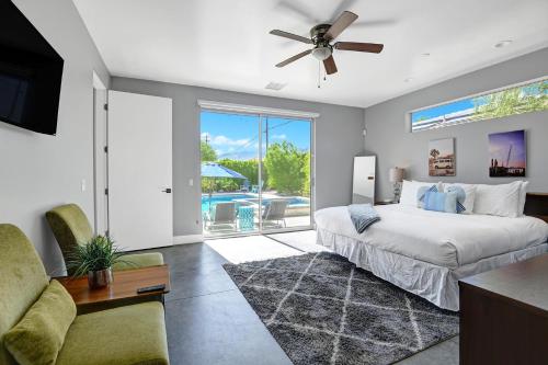 ein Schlafzimmer mit einem großen Bett und ein Wohnzimmer in der Unterkunft Deja Blue in Palm Springs
