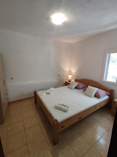 ein Schlafzimmer mit einem großen Bett in einem Zimmer in der Unterkunft Apartmani Paraiso in Sevid