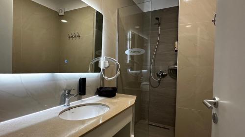 La salle de bains est pourvue d'un lavabo et d'une douche. dans l'établissement Luna_ FF, à Golem