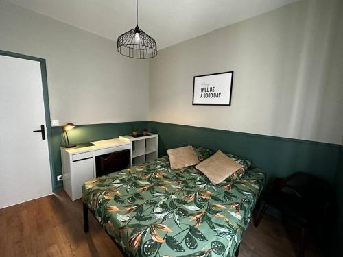 - une chambre avec un lit vert et un bureau dans l'établissement L'Écrin Vert - rez de chaussé - idéalement situé - terrasse, à Boulogne-sur-Mer