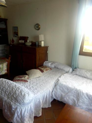 une chambre avec deux lits et une commode dans l'établissement L'appartement, à Audresselles