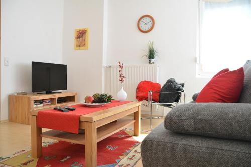 ein Wohnzimmer mit einem Sofa und einem Couchtisch in der Unterkunft Sonnenhaus Ferienwohnungen in Traben-Trarbach