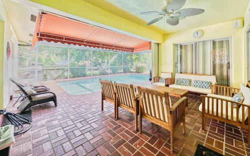 Πισίνα στο ή κοντά στο Waterfront Getaway with Pool!