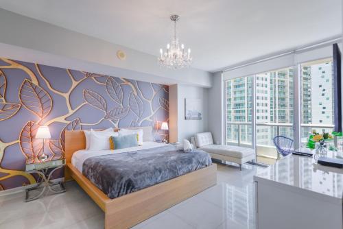 a bedroom with a large bed and a wall mural at Luxurious 1/1 Condo at Icon Brickell W/Pool in Miami