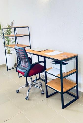 biurko z krzesłem i laptopa w obiekcie Cozy Apartment in the City Centre - Rayfield Jos w mieście Zawan
