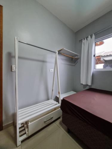 Ein Etagenbett oder Etagenbetten in einem Zimmer der Unterkunft Casa com piscina em Guaratuba PR