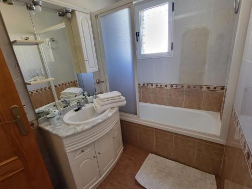 y baño con lavabo, bañera y espejo. en Lovely 6-Bed Villa in Orihuela, en Orihuela