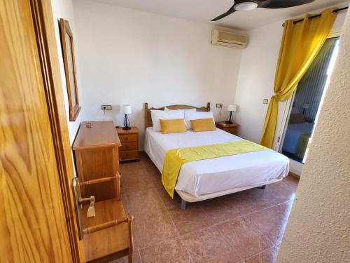 1 dormitorio con 1 cama con almohadas amarillas en Lovely 6-Bed Villa in Orihuela, en Orihuela