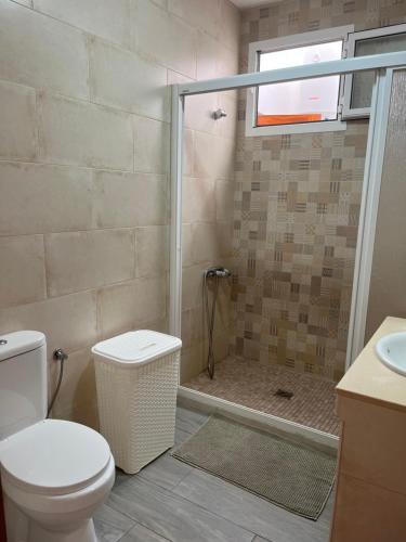 ein Bad mit einer Dusche, einem WC und einem Waschbecken in der Unterkunft CASA LOS ABUELOS in Puerto del Rosario