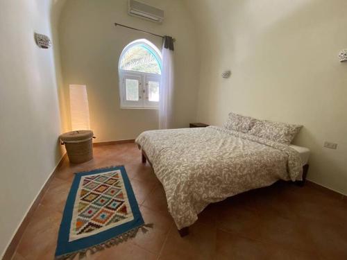 Voodi või voodid majutusasutuse Cozy apartment in the heart of El Gouna toas