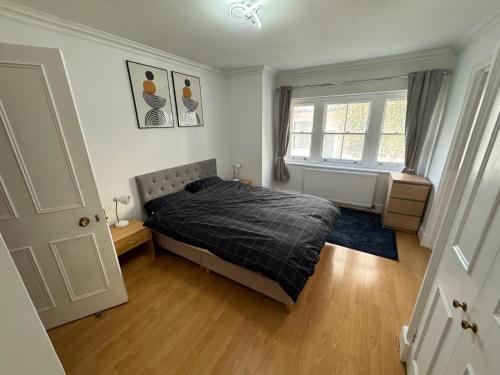 Schlafzimmer mit einem Bett und einem Fenster in der Unterkunft A stunning apartment in Paddington in London