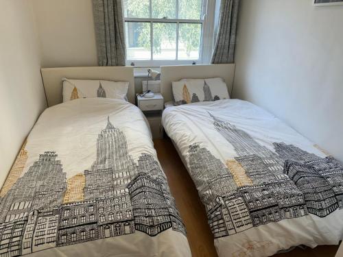 1 Schlafzimmer mit 2 Einzelbetten und Gebäuden in der Unterkunft A stunning apartment in Paddington in London