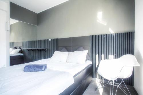 Un dormitorio con una cama con una bolsa azul. en Charmantes Studio Apartment in Bestlage im Stadtzentrum mit Balkon & self checkin - City Loft 3 -, en Colonia