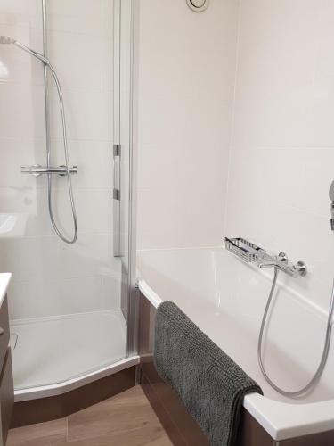 een badkamer met een douche en een wastafel bij Télérésidence in Crans-Montana