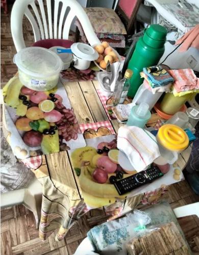una mesa con un montón de comida. en Las Gaviotas, en Lima