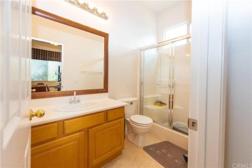 y baño con lavabo, aseo y espejo. en Private-room-Private-entrance-spectacular-city-landscape-views-from-room en Rancho Cucamonga