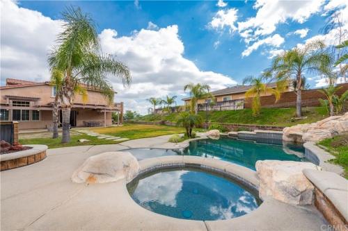 una casa con piscina en un patio en Private-room-Private-entrance-spectacular-city-landscape-views-from-room en Rancho Cucamonga