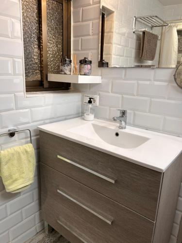 een badkamer met een wastafel en een spiegel bij Casa España en Mijas Pueblo 1habt. House 1 bedroom in Mijas