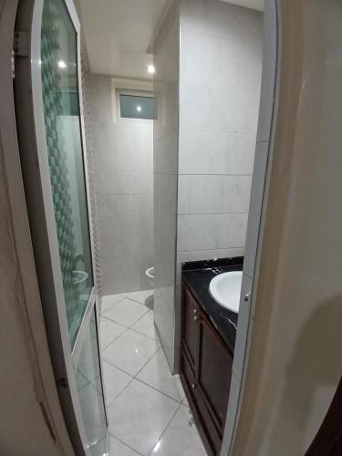 uma casa de banho com um chuveiro, um lavatório e um espelho. em Chambre Royale Avec toilette Interne em Casablanca