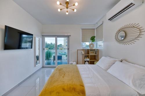 1 dormitorio con 1 cama grande y TV en Entire Villa - 7br Pool Sun Deck Ocean Park en San Juan